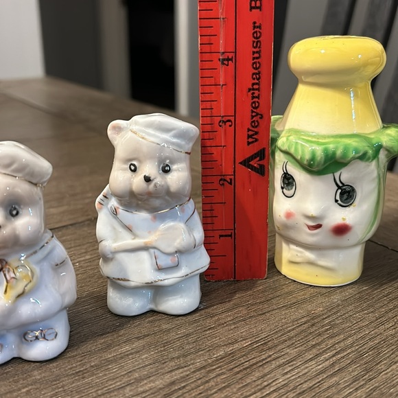 Anthropomorphic pair salt and pepper shakers chef bear and lettuce people - Picture 8 of 10